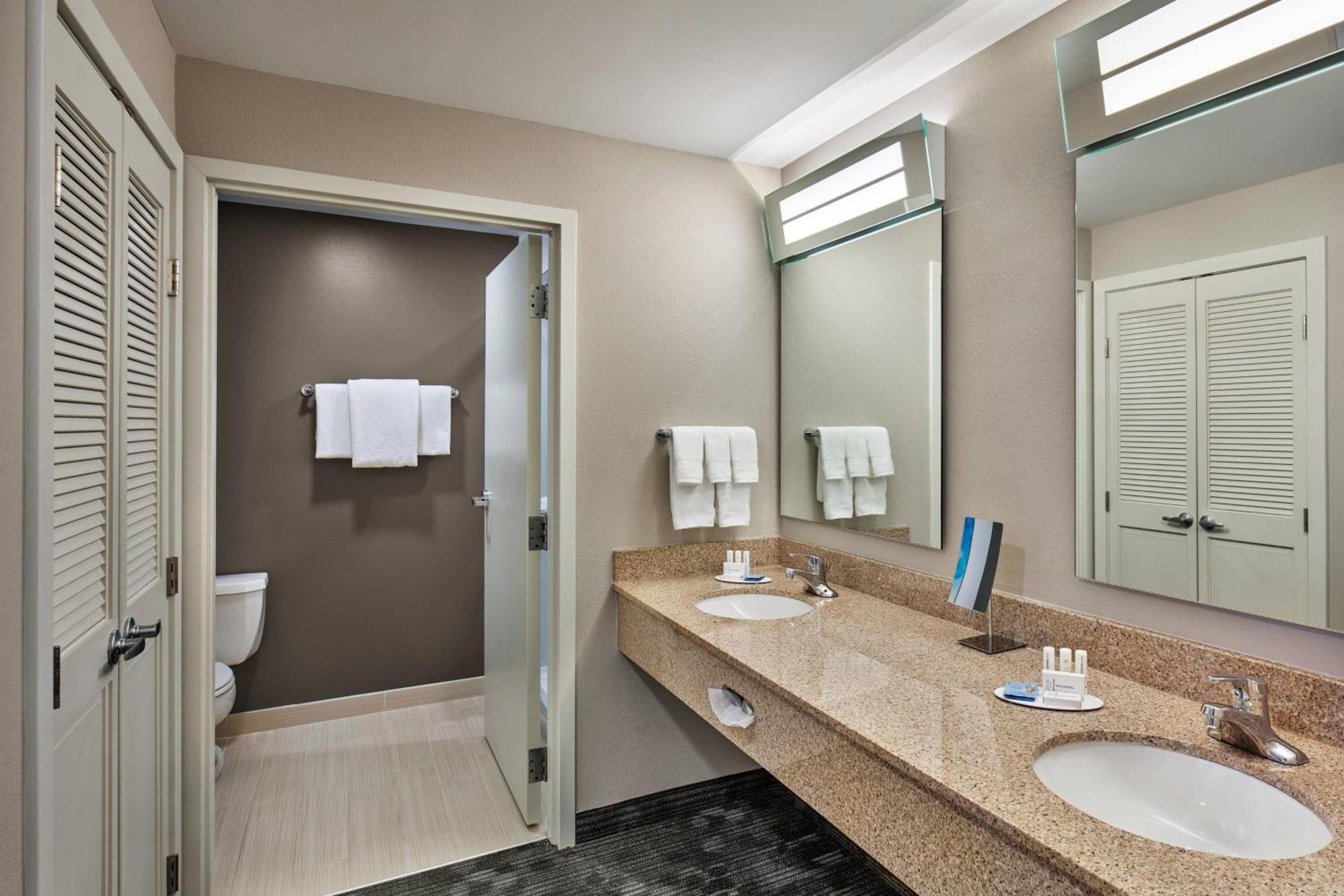 Courtyard Philadelphia/Langhorne Hotel Екстериор снимка