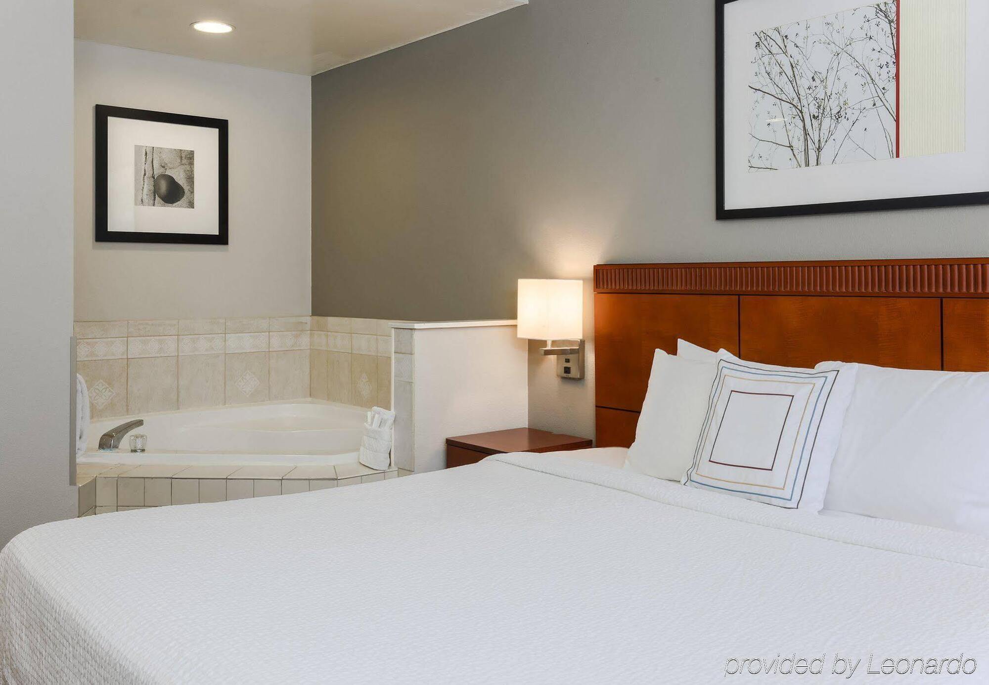 Courtyard Philadelphia/Langhorne Hotel Екстериор снимка